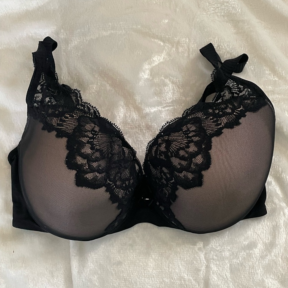 EUC Chantelle bra, size 36DDD 36F black, sheer looking. Lace. Lightly lined